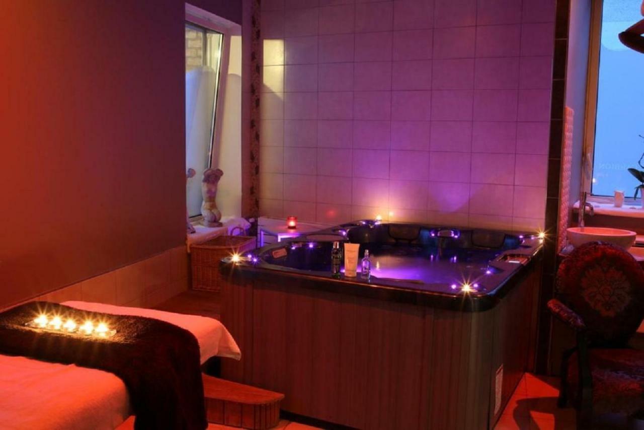 Frédéric Carrion Hôtel et Spa Viré Esterno foto